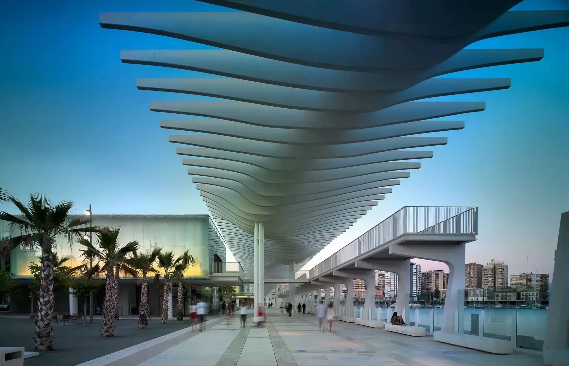 Palmeral de las Sorpresas: paseo urbano junto al puerto